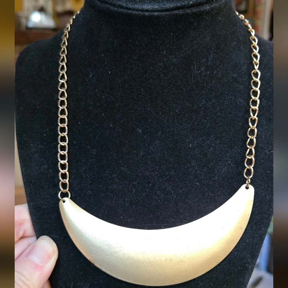Vintage gold brushed statement necklace 16" - Picture 2 of 4
